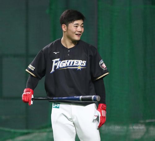 打撃練習中、笑顔を見せる日本ハム清宮（撮影・黒川智章）