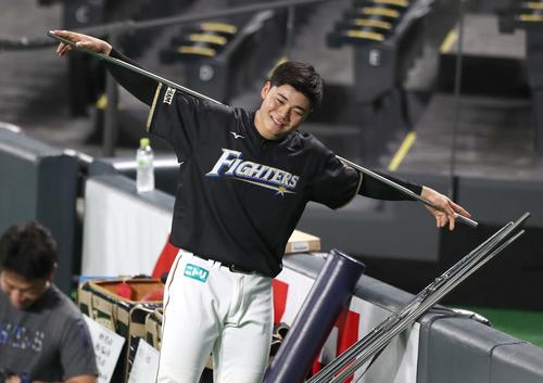 練習前、笑顔でトレーニングする日本ハム清宮（撮影・黒川智章）