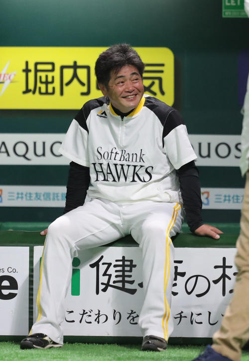 報道陣と笑顔で話をする工藤監督（撮影・梅根麻紀）