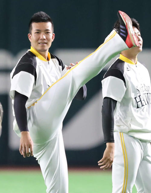 足を高く上げ、体をほぐすソフトバンク千賀（撮影・梅根麻紀）