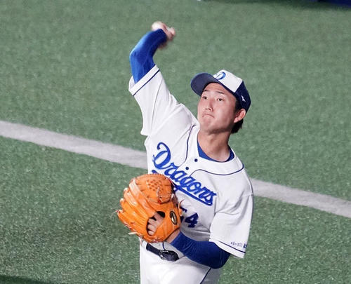 1軍練習に合流しキャッチボールをする藤嶋健人（撮影・森本幸一）