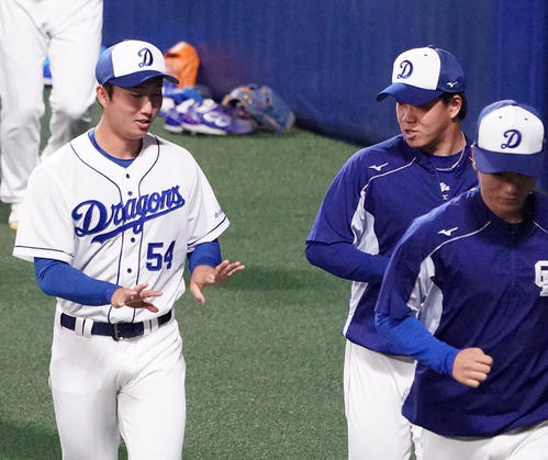 1軍練習に合流し柳裕也と話をしながらランニングをする藤嶋健人（撮影・森本幸一）