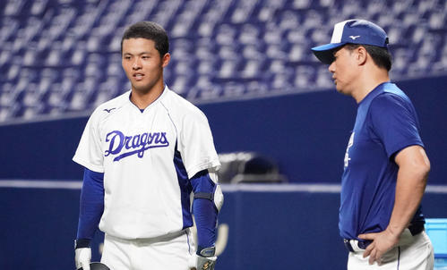1軍練習に参加し、与田監督（右）と話す石橋（撮影・森本幸一）