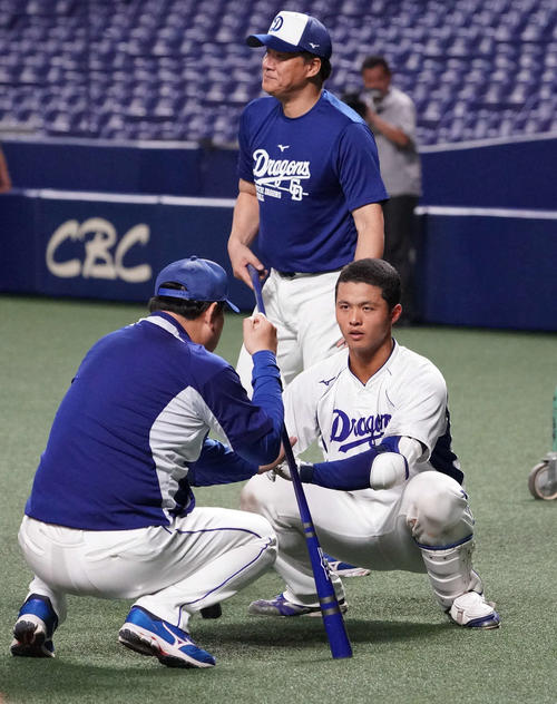 1軍練習に合流し、中日与田監督（中央）や伊東ヘッドコーチ（左）からアドバイスを受ける石橋（撮影・森本幸一）