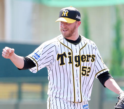 7回表に登板したジョンソンは3者連続三振に抑えナインとグータッチ（撮影・上山淳一）