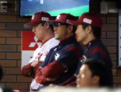 楽天対広島　8回裏、厳しい表情の平石監督（左）（撮影・狩俣裕三）