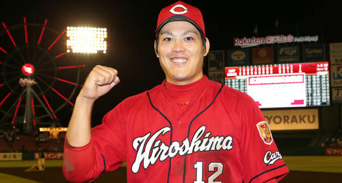 楽天対広島　プロ初完封の九里は笑顔でガッツポーズ（撮影・狩俣裕三）