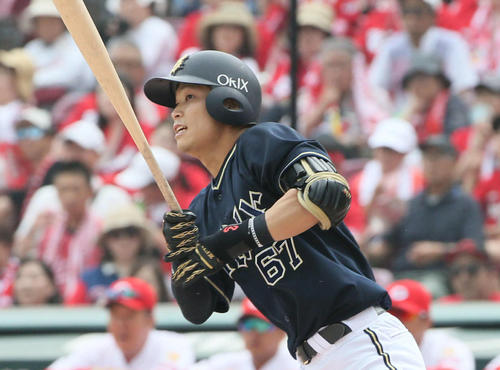 22日、広島戦で適時打を放つオリックス中川