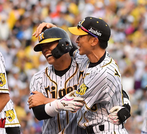 6月9日、サヨナラ打を放った原口（左）と抱き合って喜ぶ矢野監督