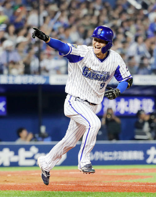 19日のDeNA対日本ハム　9回裏DeNA1死二塁、大和は左中間にサヨナラ適時二塁打を放ちベンチに向かってポーズ（撮影・鈴木正人）