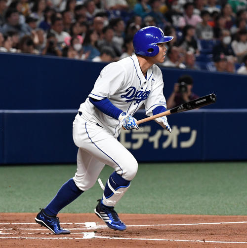 21日の中日対日本ハム　1回裏中日2死一、二塁、高橋は右中間に先制の3点本塁打を放つ（撮影・前岡正明）
