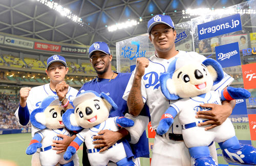 23日の中日対日本ハム　お立ち台で勝利をアピールする、左から高橋、ロドリゲス、ロメロ（撮影・森本幸一）