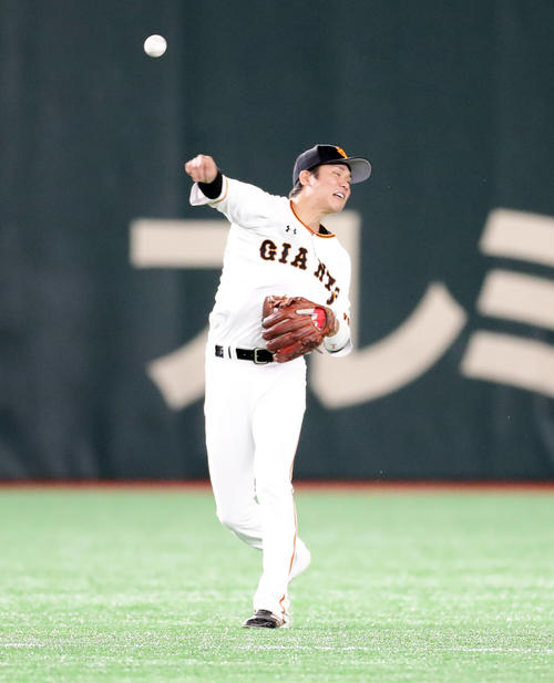 21日の巨人対ソフトバンク　6回表ソフトバンク1死、内川聖一の深い打球を好捕好送球で一塁アウトにする坂本勇（撮影・浅見桂子