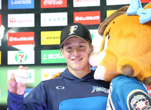 日本ハム対広島　プロ初登板初勝利を挙げウイニングボールを手に笑顔の日本ハム吉田輝（撮影・井上学）