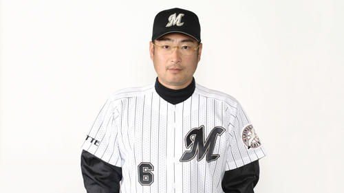 ピンストライプユニホームに身を包む初芝氏（球団提供）