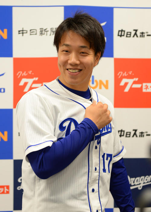 中日練習　2019日本生命セ・パ交流戦の日本生命賞を受賞し笑顔で取材に応じる柳裕也（撮影・森本幸一）