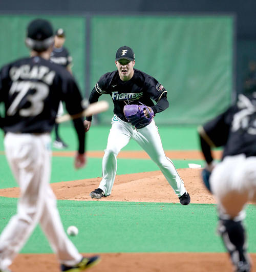 投内連係の練習をする日本ハム吉田輝（撮影・黒川智章）