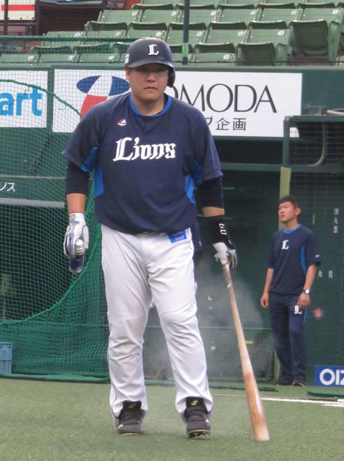 スプレーの煙を上げながらフリー打撃の準備をする西武中村（撮影・栗田成芳）