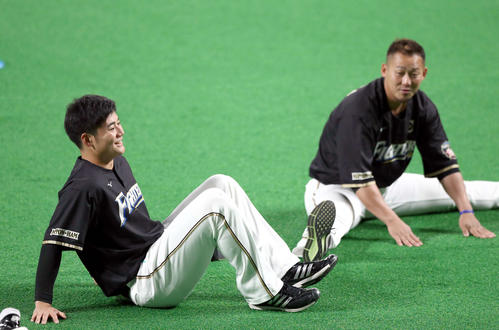 練習前、中田（右）と談笑する清宮（撮影・黒川智章）