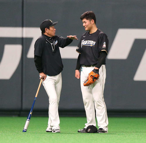 栗山監督（左）と話す清宮（撮影・黒川智章）