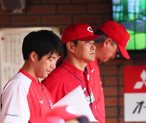 戦況を見つめる広島緒方監督（中央）（2019年6月16日撮影）