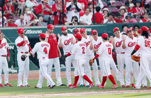 選手たちを迎える緒方監督ら（2019年6月1日撮影）