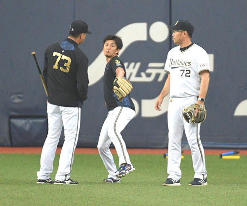 オリックス高山郁夫コーチ（左）からアドバイスを受ける増井浩俊。右は平井正史コーチ（撮影・渦原淳）