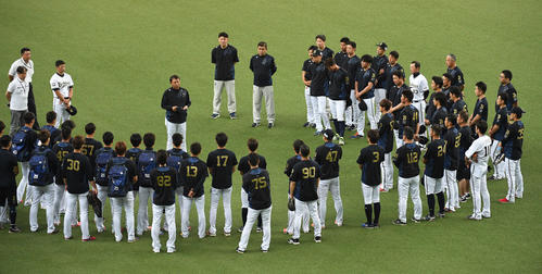 後半戦へ向けナインに訓示する西村監督（撮影・渦原淳）