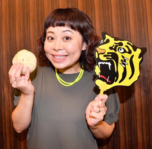 なるみは551蓬莱の豚まんを手に「ある時～」と笑顔で阪神タイガースを応援する（撮影・上田博志）