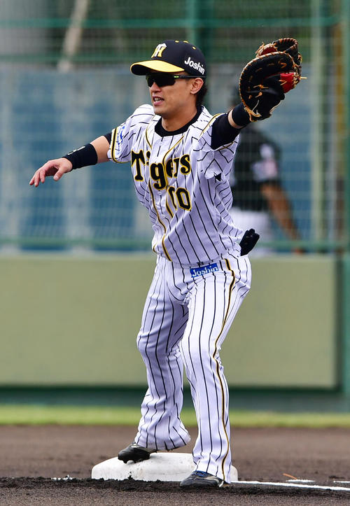 阪神対ソフトバンク3軍　練習試合に一塁でスタメン出場する上本博紀（撮影・清水貴仁）