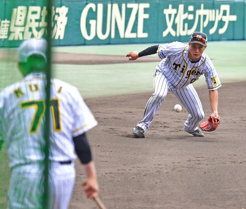 久慈内野守備走塁コーチ（手前）からノックを受ける木浪（撮影・清水貴仁）