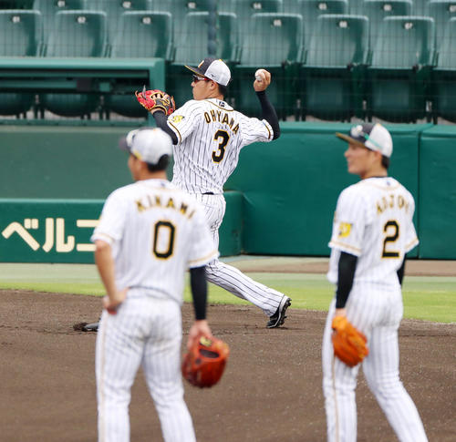 送球練習する大山。手前左は木浪、同右は北條（撮影・加藤哉）
