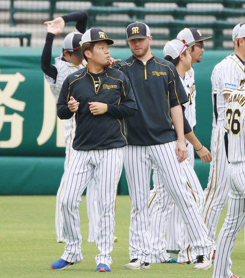 練習に参加したジョンソン（右）は後方から西に近づいき驚かせる（撮影・加藤哉）