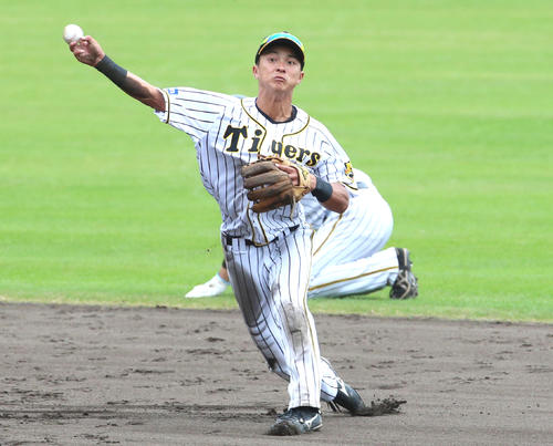 2018年11月16日　遊撃手の熊谷敬宥は、無死二塁が設定されたシート打撃で藤谷洸介の打球を好捕し、一塁に送球する（撮影・上山淳一）