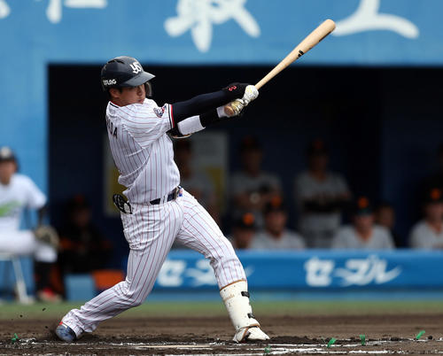 ヤクルト対巨人　1回裏ヤクルト無死、通算1000本安打を放つ山田哲（撮影・狩俣裕三）