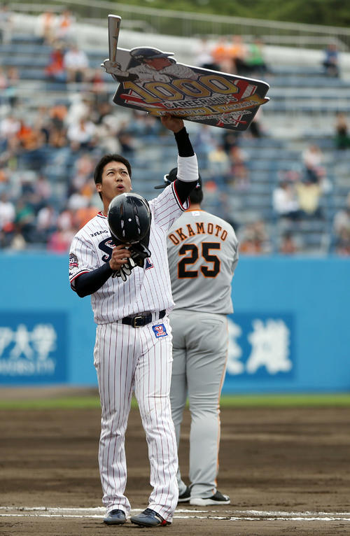 ヤクルト対巨人　1回裏ヤクルト無死、通算1000本安打を放った山田哲は記念ボードをのぞき込む（撮影・狩俣裕三）