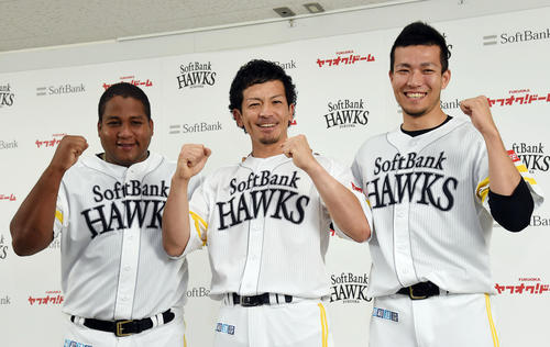球宴選手間投票に選ばれ笑顔を見せる右から、千賀滉大、松田宣浩、アルフレド・デスパイネ（撮影・今浪浩三）