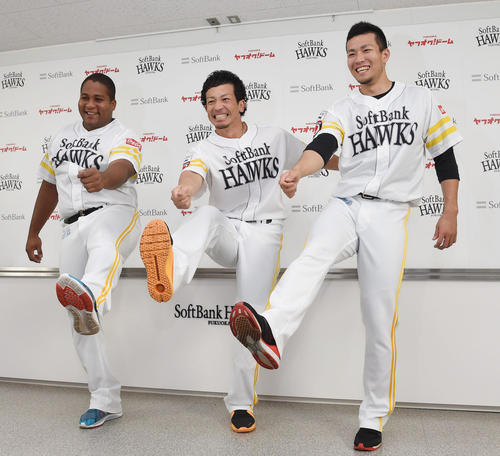 球宴選手間投票に選ばれ笑顔を見せる右から、千賀滉大、松田宣浩、アルフレド・デスパイネ（撮影・今浪浩三）