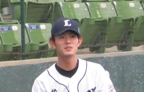 ブルペン投球でブルペン捕手と話す西武今井（撮影・栗田成芳）