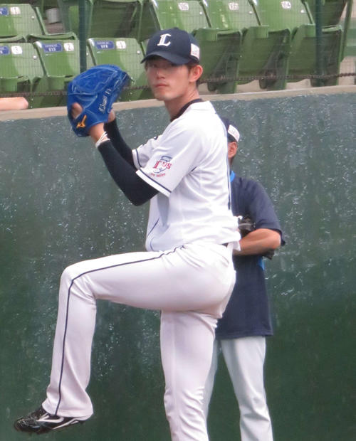 ブルペン投球を行う西武今井（撮影・栗田成芳）