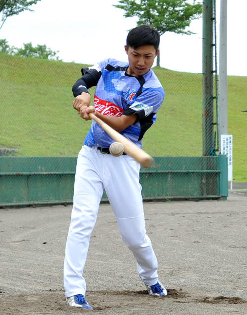 後期ホーム開幕となる巨人3軍との2連戦に向け、ティー打撃に取り組む石森