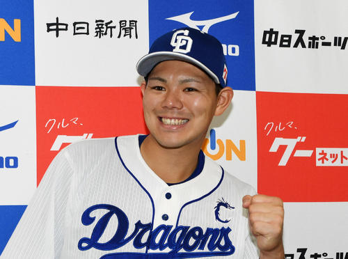 選手間投票でオールスター初出場が決まり笑顔でガッツポーズの高橋（撮影・前岡正明）