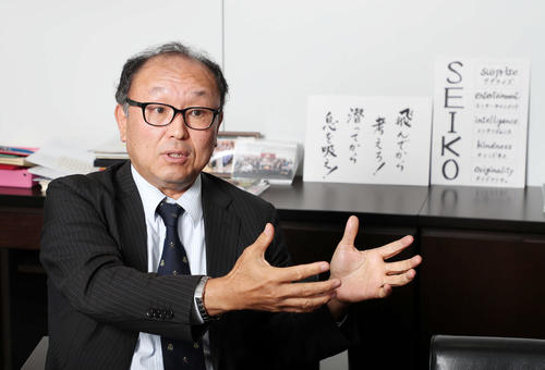 巨人球団社長室でインタビューに答える今村司社長