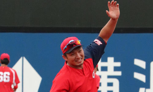横浜スタジアムで練習する鈴木（撮影・村野森）