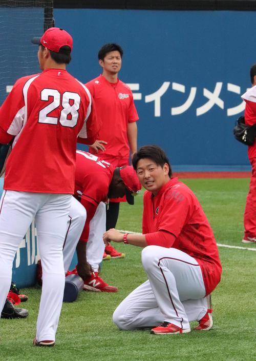 横浜スタジアムで練習する大瀬良（右）左は床田