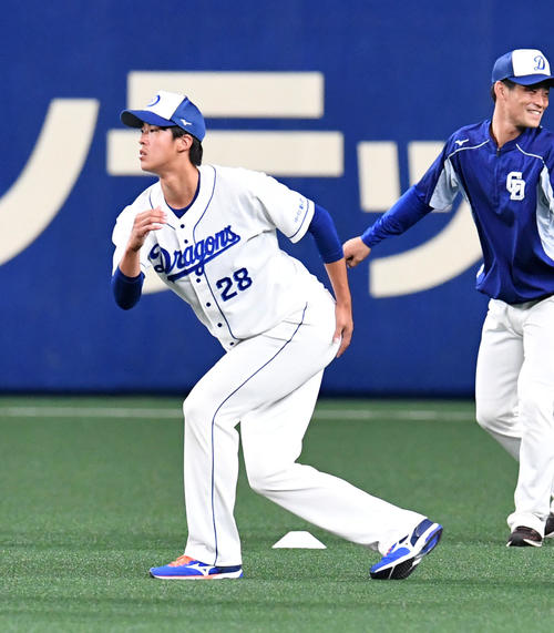 1軍の練習に合流、アップを行う梅津（撮影・前岡正明）