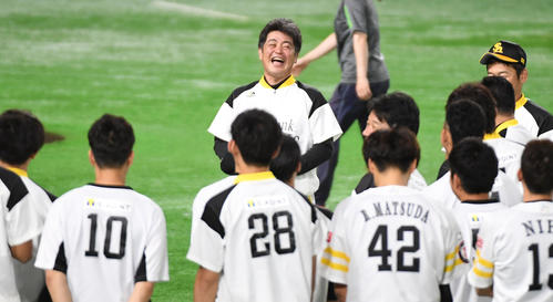 移動前の練習で明るい表情を見せる工藤監督（撮影・今浪浩三）