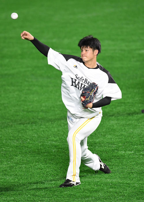 外野でキャッチボールをする甲斐野央（撮影・今浪浩三）