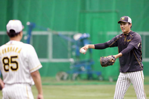 福原コーチ（左）と話す藤浪（撮影・加藤哉）