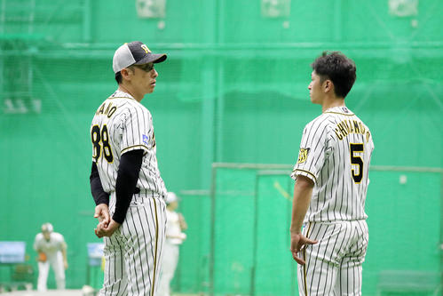 練習中、矢野監督（左）と話す近本（撮影・加藤哉）
